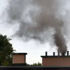 Jaki dym powinien lecieć z komina? Poznaj niebezpieczne kolory dymu
