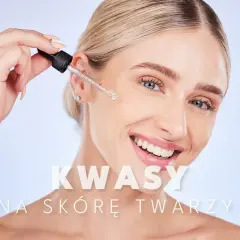 Uśmiechnięta kobieta aplikuje kroplę serum z pipetki na skórę twarzy. Kwasy na twarz dla pięknej cery.