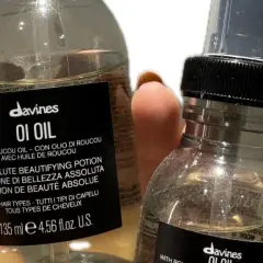 Davines OI Oil, en absolut skönhetspotion för håret. Ger glans och mjukhet, perfekt för alla hårtyper.