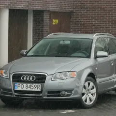 Srebrne Audi A4 B7 Avant na tle ceglanego budynku. Sprawdź audi a4 b7 wymiary, by poznać jego gabaryty.