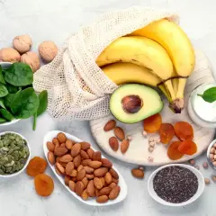 Zdrowe produkty bogate w potas: banany, awokado, szpinak, migdały, orzechy, suszone morele, nasiona dyni i chia.