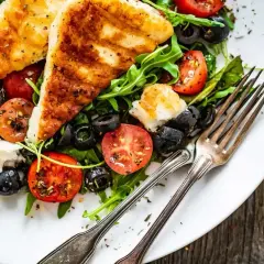Sałatka z grillowanym halloumi, pomidorkami i oliwkami. Pyszne i zdrowe halloumi kcal.