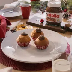 Färska muffins toppade med Nutella, redo att avnjutas. Perfekt för att baka med Nutella under julen.