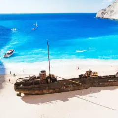 Wrak statku na plaży Navagio, idealne miejsce na kos wycieczki fakultatywne po polsku. Błękitna woda, biały piasek i klify tworzą rajski krajobraz.