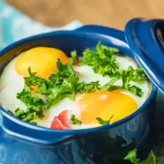 Œufs cocotte parfaits, prêts à déguster. Le temps de cuisson œuf cocotte four chaleur tournante est idéal pour un jaune coulant.
