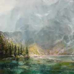 Mroczne tatry w malarstwie, jezioro odbija skaliste szczyty i gęsty las. Mgła spowija górskie zbocza, tworząc tajemniczą atmosferę.
