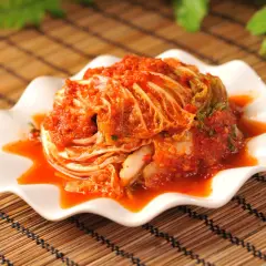 En skål med kryddig kimchi, perfekt för ditt nästa kimchi recept.