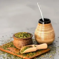 Naczynie do yerba mate, drewniana łopatka z suszem i bombilla. Ile herbat dziennie? To zależy od Ciebie!
