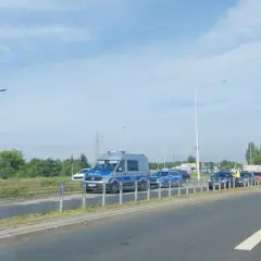 Korki w Toruniu. Policja kieruje ruchem na zakorkowanej drodze.