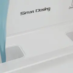 Niebieski płyn do płukania i różowy detergent wlewają się do szuflady pralki AEG ładowanej od góry. Smart Dosing.