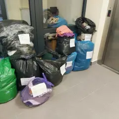 Gdzie oddać ubrania? 5 sprawdzonych sposobów na pomaganie