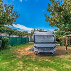 Un camping-car Adria prêt pour l'aventure sur l'Île d'Oléron. Un coin paisible avec pelouse et abri pique-nique.