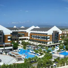 Nowe budynki hotelowe z basenami i zjeżdżalniami. Wiele osób odpoczywa, co może świadczyć o pozytywnych terrace elite resort opinie.