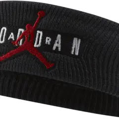 Czarna opaska na głowę Jordan z czerwonym logo Jumpman i białym napisem JORDAN. Idealna dla fanów sportowego stylu.