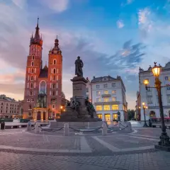 Zachód słońca na Rynku Głównym w Krakowie. Spacer po Rynku, zwiedzanie Sukiennic i Kościoła Mariackiego to tylko część tego, co można robić w Krakowie.