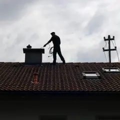 Skuteczne metody na wypalenie sadzy w kominie i bezpieczeństwo