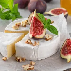 Queso brie cremoso con higos frescos y nueces. ¡La corteza blanca es deliciosa y se come junto con el queso!