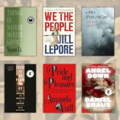 Książki, w tym te nagrodzone Pulitzerem, takie jak "We the People" Jill Lepore, prezentowane na tle historycznych postaci.