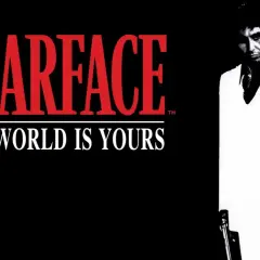 Scarface: The World Is Yours. Tony Montana w białym garniturze, z pistoletem, gotowy na podbój świata.