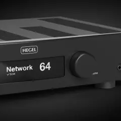 Czarny wzmacniacz Hegel H95 z wyświetlaczem "Network 64" i pokrętłem głośności. Test sprzętu audio.