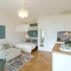 Gemütliche 1 Zimmer Wohnung einrichten 30qm: Bett, Sofa, Küche und Esstisch sind stilvoll integriert.