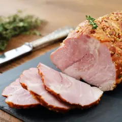 Soczysty schab z grilla, pokrojony w plastry, z ziołami i przyprawami. Idealny na letnie przyjęcie.