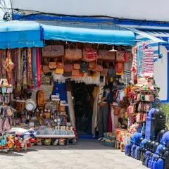 Kolorowy sklep z pamiątkami w Tunezji. W ofercie skórzane torby, szale, lampy i inne rękodzieło. Ceny w Tunezji są tu atrakcyjne.