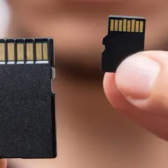Zwei SD-Karten, eine größere und eine kleinere, werden von Fingern gehalten. So kann man den Inhalt der SD-Karte anzeigen.
