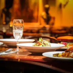 Gdzie zjeść w Gnieźnie? Odkryj sprawdzone smaki i restauracje