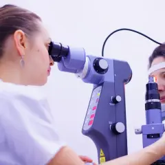 Okulista bada wzrok pacjentki. Witamina B3 na co pomaga? Wzrok jest ważny, dbaj o niego!