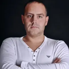 Ile lat ma DJ Kris? Zaskakujące fakty o jego życiu i karierze