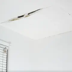 Strop trzeszczy? Pęknięcia na suficie: kiedy to zagrożenie?