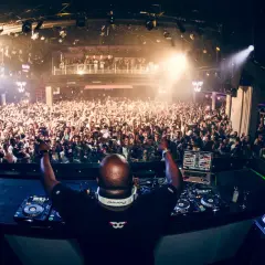 DJ Monika Kruse fa ballare una folla immensa in un club pieno di luci e musica.