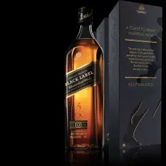 Elegancka butelka Johnnie Walker Black Label obok czarnego pudełka z cytatem "Keep Walking".