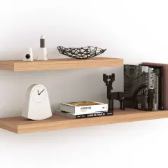 Mensola galleggiante in legno, ideale per chi cerca come fissare una mensola senza staffe. Decorata con orologio, libri e statuetta.