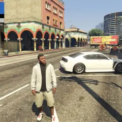 Ein Charakter steht vor einem weißen Auto in einer Stadt. Das Menü "Co-op" ist sichtbar, bereit für ein GTA 5 Coop-Erlebnis.