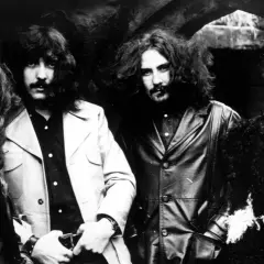 Czterech członków Black Sabbath, zespół, który stworzył największe przeboje heavy metalu, pozuje do zdjęcia.