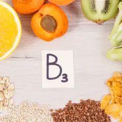 Niacyna co to? Witamina B3 w otoczeniu owoców (pomarańcza, brzoskwinie, kiwi), warzyw (brokuły) i produktów zbożowych (płatki owsiane, gryka, płatki kukurydziane).