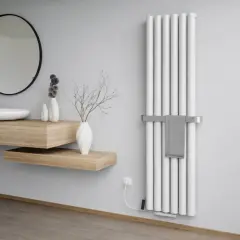 Nowoczesna łazienka z umywalką i lustrem. Obok wertykalny grzejnik aluminiowy czy stalowy z wieszakiem na ręcznik.