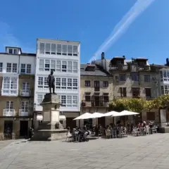 Plaza con estatuas y terrazas, ideal para disfrutar de un día de **que hacer en Viveiro**.