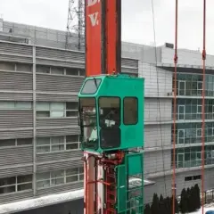 Jak operator wchodzi na dźwig? Kluczowe kroki i bezpieczeństwo
