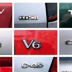 Napisy na klapach bagażników: 1.6 16V, TDci, TDI, VTEC, V6, CTDi, D-4D. Czy TDI to benzyna czy diesel? To diesel.
