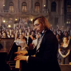 Młody pianista, jakby uczeń Chopina, gra na fortepianie przed zgromadzoną publicznością w historycznym stroju.
