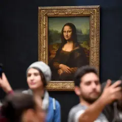 Die Mona Lisa, ein Meisterwerk von Leonardo da Vinci, hängt im Louvre. Die Frage "wem gehört die Mona Lisa" ist komplex, aber sie ist Eigentum des französischen Staates.