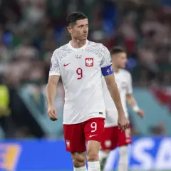 Robert Lewandowski w koszulce z numerem 9. Zastanawiasz się, ile zarabia Lewandowski na minutę?