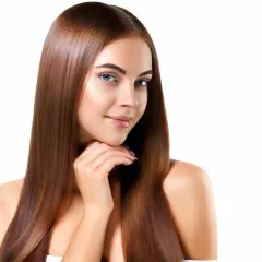 Mujer con cabello largo y liso, color de pelo avellana con reflejos dorados, sonríe suavemente.