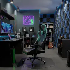 Nowoczesny pokój gamingowy z neonem "OPEN 24h", wygodnym fotelem, komputerem i gitarą.