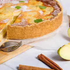 Czas pieczenia szarlotki: Jak upiec idealną i uniknąć zakalca?