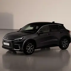 Elegancki, ciemnoszary Lexus LBX prezentuje się stylowo. Sprawdź, jaka jest jego cena i możliwości.