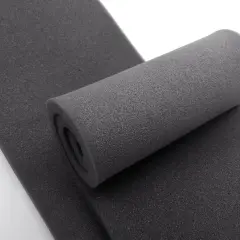 Rollo de espuma de poliuretano gris, material ligero y flexible. El poliuretano es impermeable, ideal para aislamiento.
